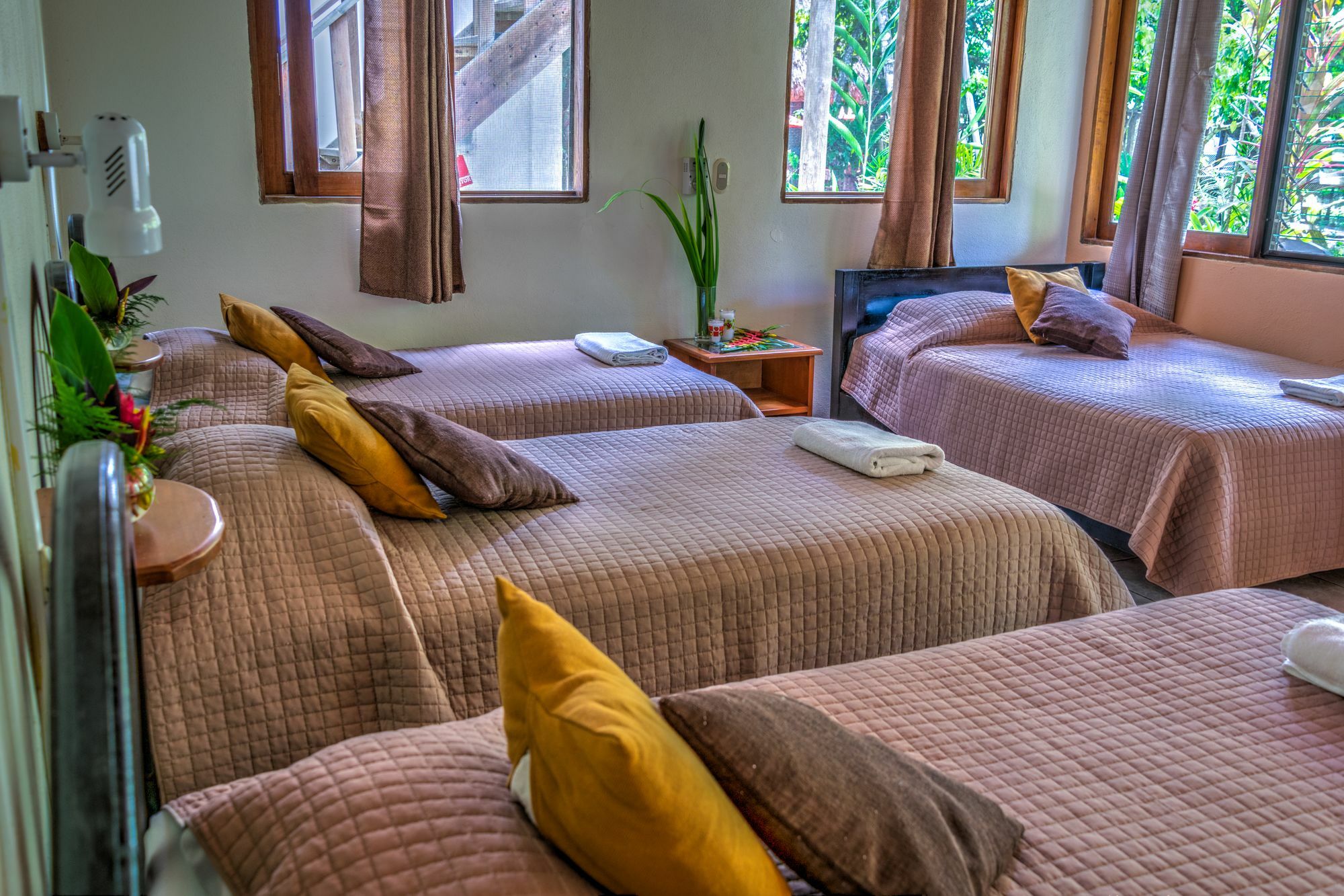Hotel Jaguar Inn Тикаль Экстерьер фото